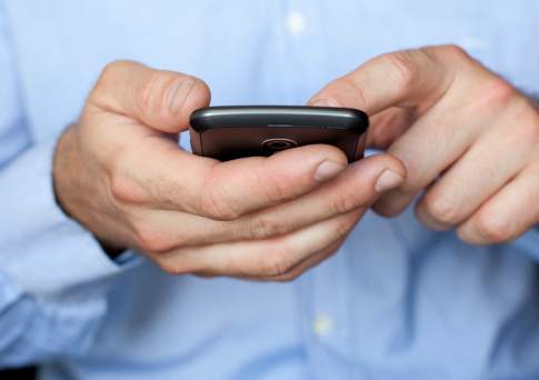 Казахстанских госслужащих обяжут ежемесячно платить за возможность пронести смартфон на рабочее место